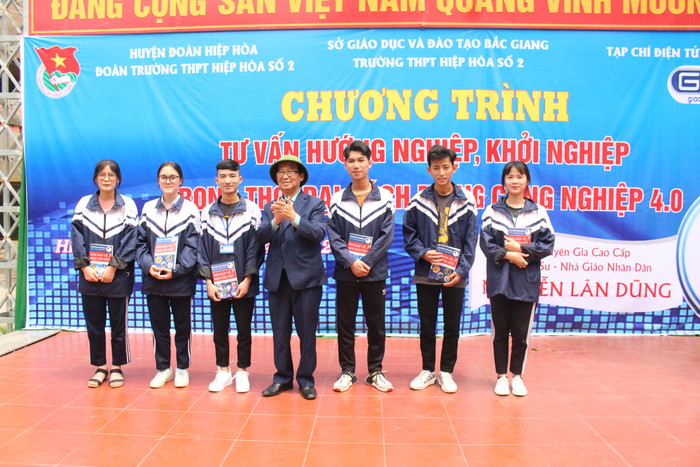 Các học sinh vui mừng nhận về món quà tri thức từ vị Giáo sư đáng kính. Ảnh: Trung Dũng. Các học sinh vui mừng nhận về món quà tri thức từ vị Giáo sư đáng kính. Ảnh: Trung Dũng.