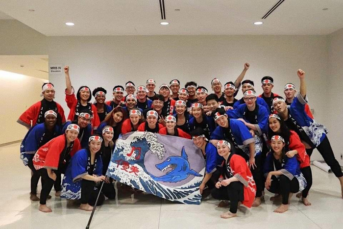 Nhật Minh tham gia biểu diễn điệu nhảy dân gian của Nhật Bản cùng các bạn sinh viên trong trường Đại học Vanderbilt. (Ảnh: Nhân vật cung cấp) Nhật Minh tham gia biểu diễn điệu nhảy dân gian của Nhật Bản cùng các bạn sinh viên trong trường Đại học Vanderbilt. (Ảnh: Nhân vật cung cấp)