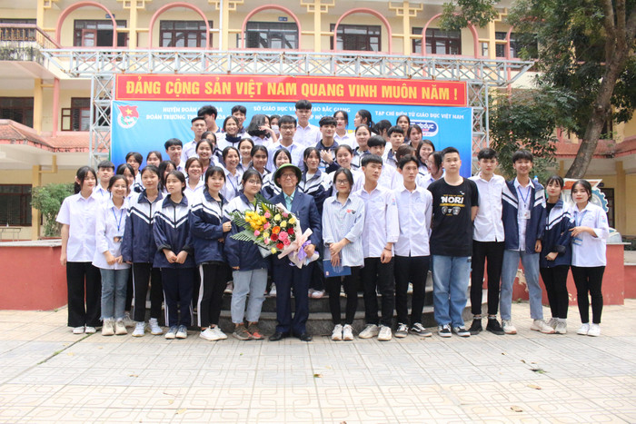 Học sinh trường Hiệp Hoà số 2 chụp ảnh lưu niệm cùng Giáo sư Nguyễn Lân Dũng. Ảnh: Trung Dũng. Học sinh trường Hiệp Hoà số 2 chụp ảnh lưu niệm cùng Giáo sư Nguyễn Lân Dũng. Ảnh: Trung Dũng.