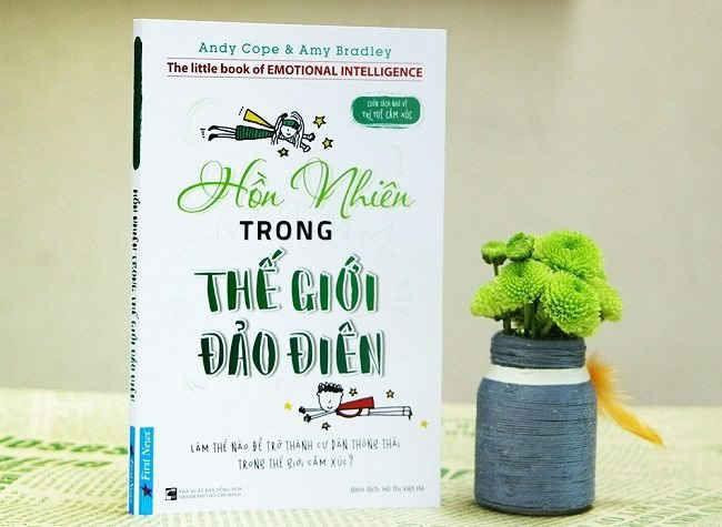 Cuốn "Hồn nhiên trong thế giới đảo điên". (Ảnh: Hatgiongtamhon.vn) Cuốn "Hồn nhiên trong thế giới đảo điên". (Ảnh: Hatgiongtamhon.vn)