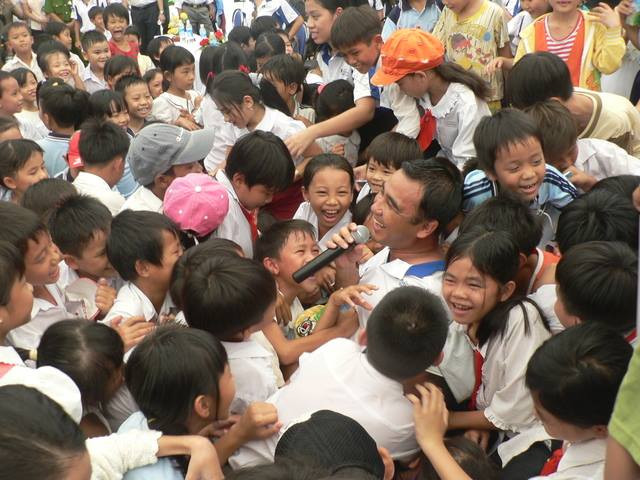 MC Quyền Linh trong vòng vây fan hâm mộ nhí