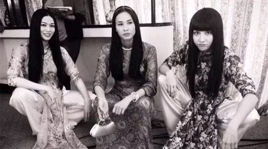 Tấm ảnh của ba người đẹp bị cư dân mạng "ném đá" Tấm ảnh của ba người đẹp bị cư dân mạng "ném đá"