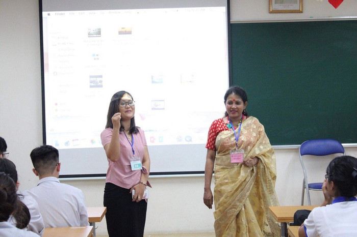 Vị khách đặc biệt - cô giáo người Ấn Độ giao lưu với cô Phượng và học sinh trong một tiết học tiếng Anh tại Trường trung học phổ thông Hương Cần (Ảnh:NVCC) Vị khách đặc biệt - cô giáo người Ấn Độ giao lưu với cô Phượng và học sinh trong một tiết học tiếng Anh tại Trường trung học phổ thông Hương Cần (Ảnh:NVCC)