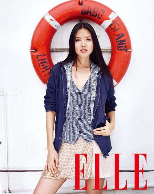 Váy ngắn, áo ghi lê kẻ và áo khoác màu xanh đậm được phối hợp với nhau rất lạ mắt