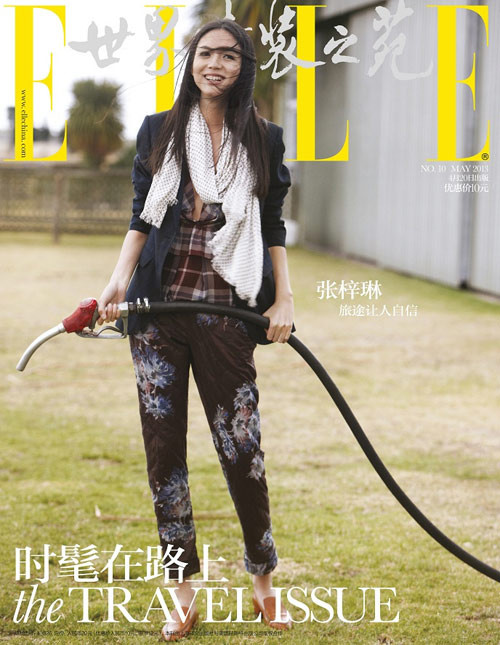 Áo sơ mi kẻ ca-rô, quần hoa, giầy da bò đế trệt mang đến sự thoải mái và dễ chịu cho một ngày năng động của hoa hậu