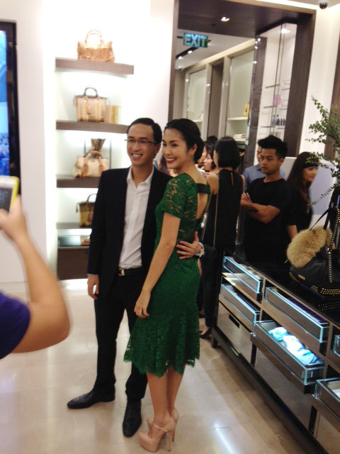 Cô xuất hiện tươi tắn trong bộ đầm ren xanh