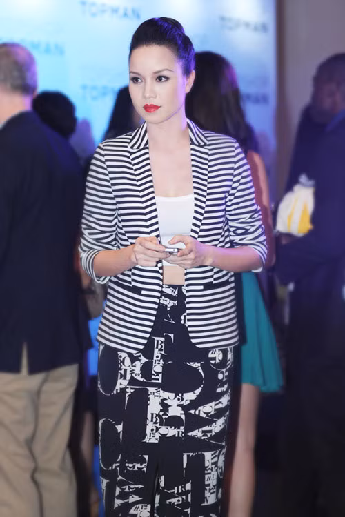 Á hậu Ngọc Oanh diện vest thanh lịch kết hợp cùng tun trắng và váy họa tiết. Á hậu Ngọc Oanh diện vest thanh lịch kết hợp cùng tun trắng và váy họa tiết.