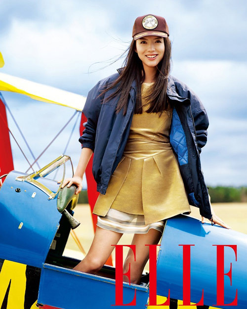 Mũ cáp, áo gió giúp người đẹp tự tin dưới cái nắng nóng ngày hè