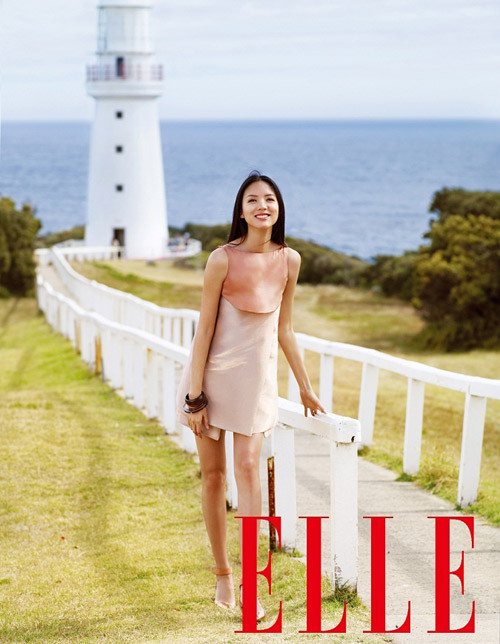 Váy suông, giầy trệt mũi bít thanh lịch và duyên dáng