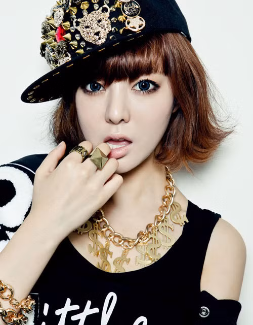 Với mái tóc này, bạn cũng có thể điểm thêm băng đô, kẹp ghim, dây buộc nơ bướm, hay mũ càng thêm sành điệu và hồn nhiên.