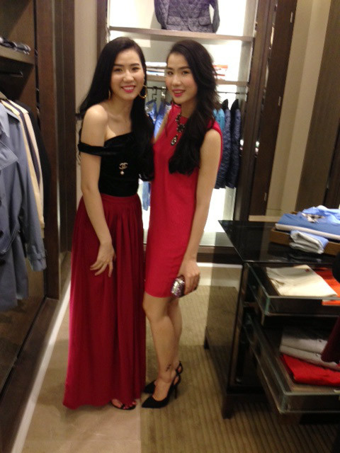 Căp siêu mẫu song sinh Huyền Thư, Thư Huyền