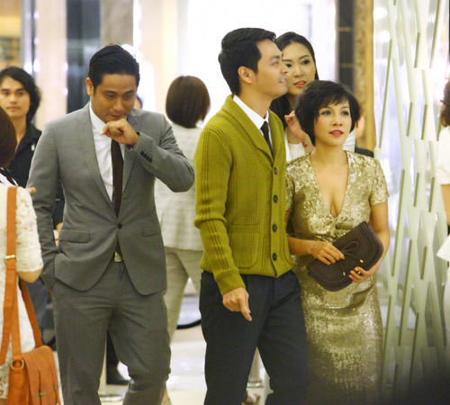 Ca sĩ Mỹ Linh khoe ngực kém săn gọn trong bộ váy lóng lánh