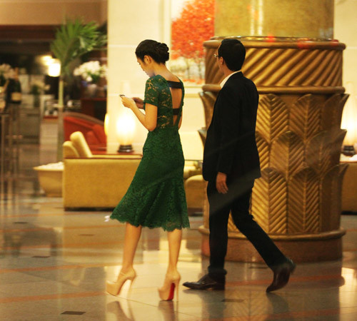 ... và khoét lưng rất sexy