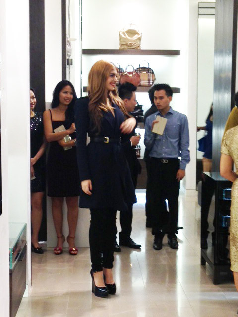 Mẫu Tây Andrea tươi tắn trong trang phục cũng thuộc dòng Burberry