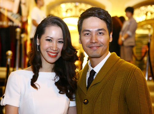 Dương Thùy Linh rạng ngời bên cạnh MC Phan Anh