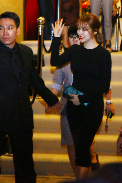 Trong một vài bức hình hiếm hoi, Yoon Eun Hye để lộ gương mặt cứng đơ vì botox