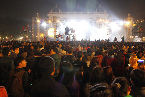 Truớc Nhà hát lớn Hà Nội không khí trở nên nóng hơn bao giờ hết.