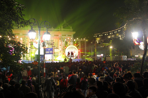 Khắp các tuyến đường đều trở nên chật kín