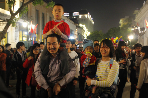 Rất nhiều gia đình cùng nhau đón giao thừa ngoài đường để tận hưởng khoảnh khắc chuyển giao giữa năm mới và năm cũ.