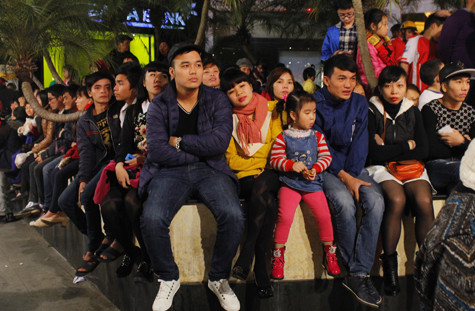 Do lượng người đổ xuống đường quá đông nên các bồn hoa trở thành điểm nghỉ chân lý tưởng