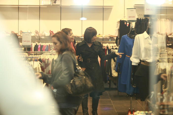 Thế nhưng phóng viên đã vô tình bắt gặp Long Nhật đi mua sắm cùng một người bạn ở Trung tâm thương mại lớn tại Hà Nội trong thân phận nữ giới.