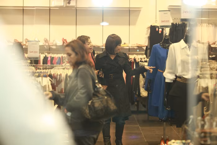 Thế nhưng phóng viên đã vô tình bắt gặp Long Nhật đi mua sắm cùng một người bạn ở Trung tâm thương mại lớn tại Hà Nội trong thân phận nữ giới.