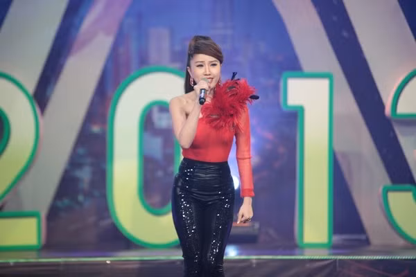 Bảo Thy thể hiện "Những mùa xuân dịu dàng" và "Liên khúc: Ngày vắng anh - Em là thế đó"