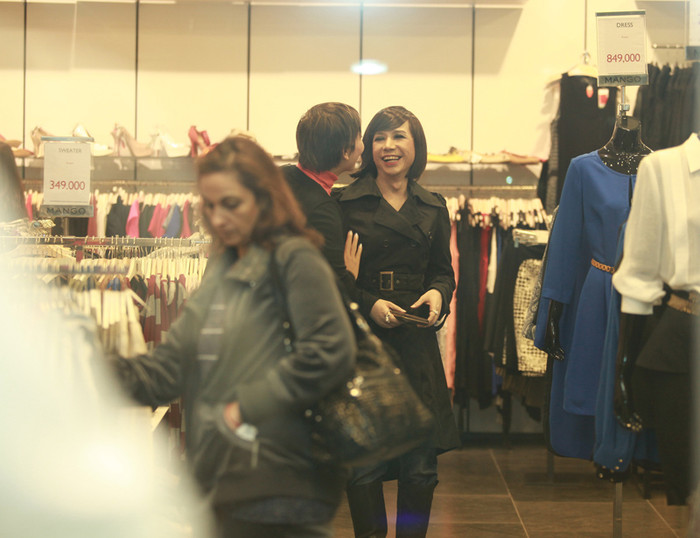 Long Nhật liên tục cười nói, gương mặt anh có vẻ rất mãn nguyện và hạnh phúc khi được sống trong hình hài người phụ nữ