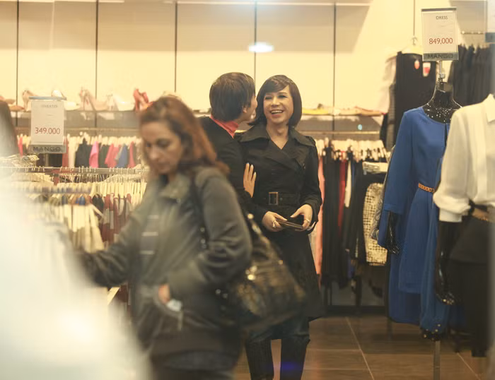 Long Nhật liên tục cười nói, gương mặt anh có vẻ rất mãn nguyện và hạnh phúc khi được sống trong hình hài người phụ nữ