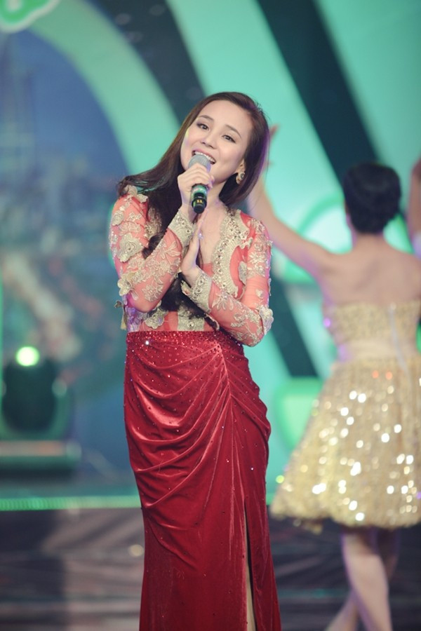 Vy Oanh rực rỡ hát ca khúc "Điệp khúc mùa xuân" Vy Oanh rực rỡ hát ca khúc "Điệp khúc mùa xuân"