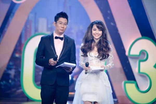 Và, một trong những chi tiết vô cùng đặc biệt là Minh Hằng không chỉ tham gia biểu diễn, mà nữ ca sĩ còn đảm nhận vai trò MC dẫn đắt toàn bộ chương trình.