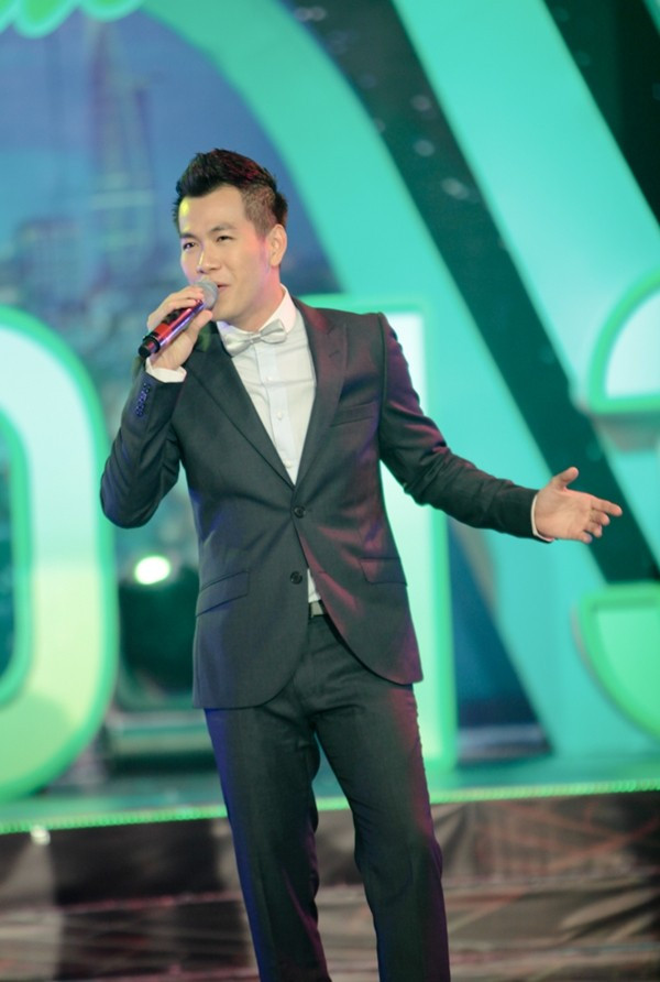 Hồ Trung Dũng lịch lãm trong "Lời tỏ tình mùa xuân" Hồ Trung Dũng lịch lãm trong "Lời tỏ tình mùa xuân"