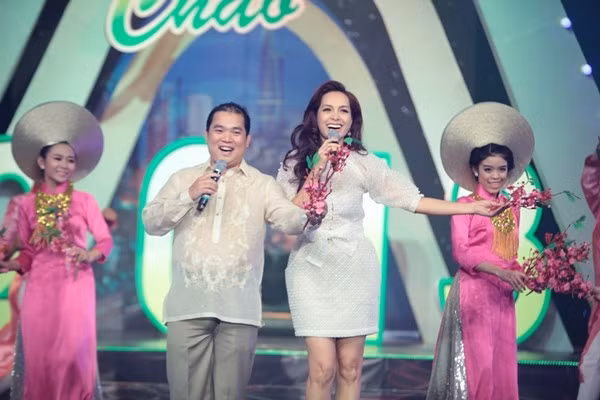 Vợ chồng Minh Khang - Thúy Hạnh cùng hát ca khúc "Lời chúc đầu năm"