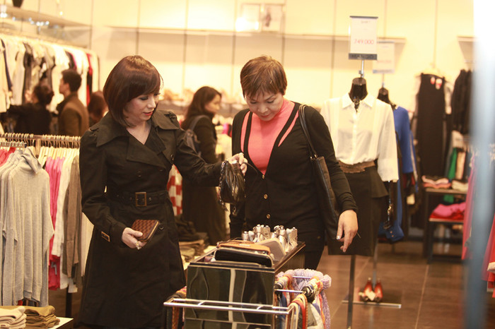 Người đi cùng Long Nhật chính là chuyên gia trang điểm Lê Duy, chị cũng là người đẹp chuyển giới từng gây sự chú ý của dư luận