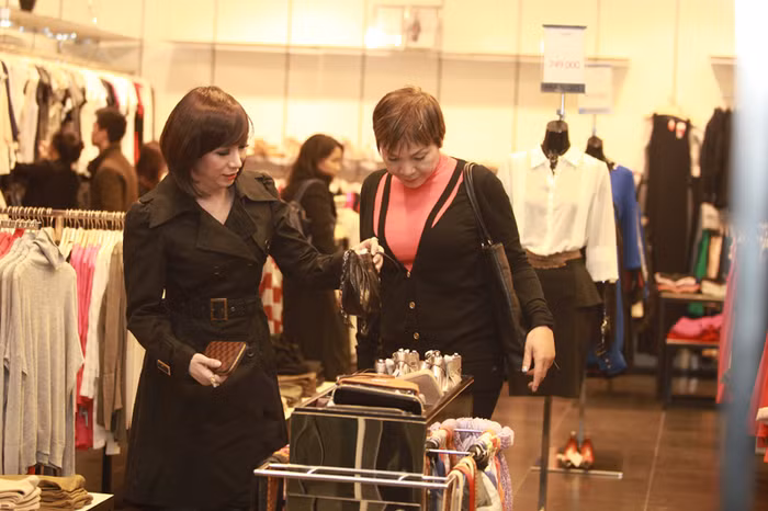 Người đi cùng Long Nhật chính là chuyên gia trang điểm Lê Duy, chị cũng là người đẹp chuyển giới từng gây sự chú ý của dư luận