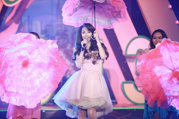 Minh Hằng đã thay tất cả ba bộ đầm khác nhau trong đêm và ở bộ trang phục nào, cô cũng trông vô cùng xinh đẹp và rực rỡ như một công chúa. Minh Hằng đã thay tất cả ba bộ đầm khác nhau trong đêm và ở bộ trang phục nào, cô cũng trông vô cùng xinh đẹp và rực rỡ như một công chúa.