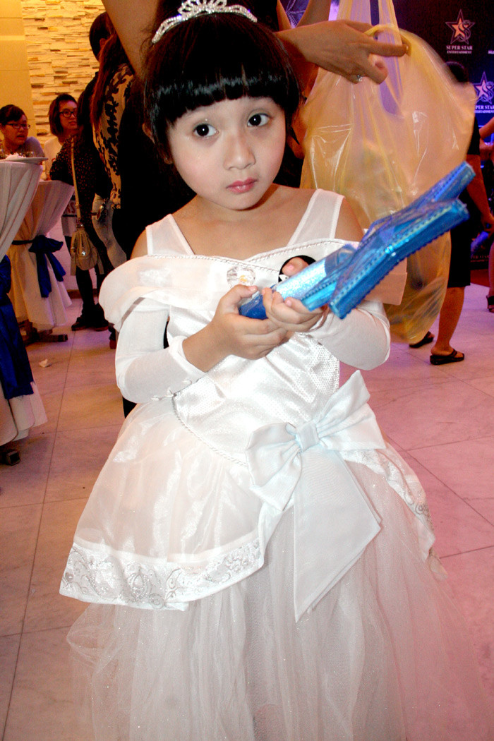 Nhật Anh có đôi mắt to đen, với khuôn mặt bầu bĩnh. Cô bé rất nhí nhảnh và có đồ chơi nhân dịp Tết Trung thu năm nay. Nhật Anh có đôi mắt to đen, với khuôn mặt bầu bĩnh. Cô bé rất nhí nhảnh và có đồ chơi nhân dịp Tết Trung thu năm nay.