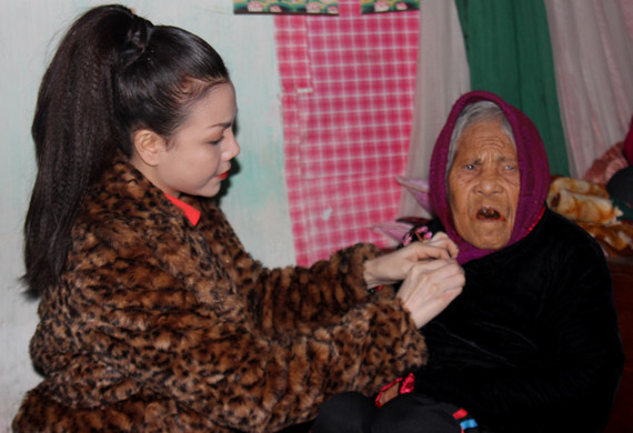 Trà Hằng cho biết., hiện tại, nghệ nhân Hà Thị Cầu sức khỏe tốt hơn năm ngoái, bà đã hát cho Trà Ngọc Hằng nghe 2 bài xẩm khá dài. Trà Hằng cho biết., hiện tại, nghệ nhân Hà Thị Cầu sức khỏe tốt hơn năm ngoái, bà đã hát cho Trà Ngọc Hằng nghe 2 bài xẩm khá dài.