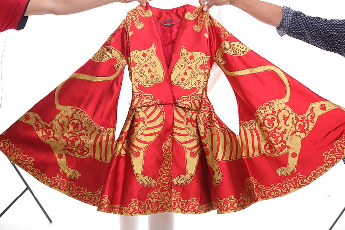 Không nhiều lời, Lý Nhã Kỳ "cởi áo - chụp ảnh" và chứng minh.