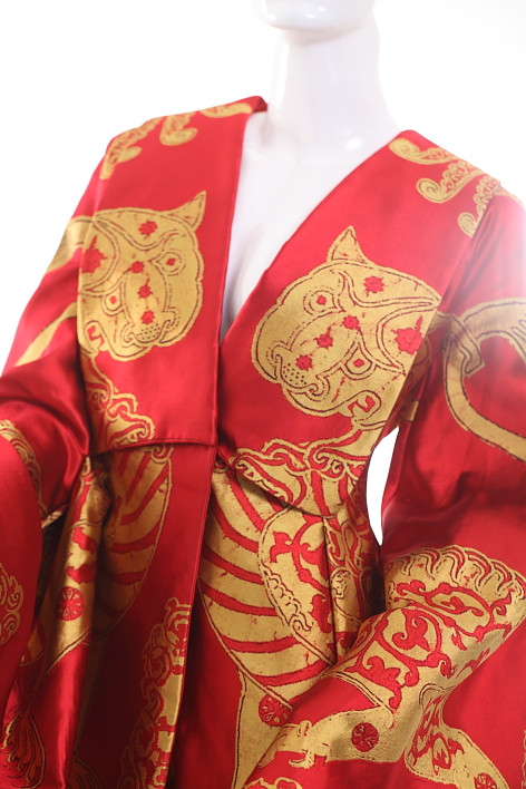 Chi tiết hoa văn trên áo của Lý Nhã Kỳ cũng rất sắc sảo chứ không quá mờ nhạt.