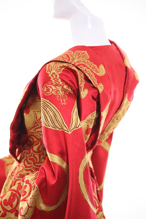 Cùng với chuyện gây choáng với chiếc váy đắt tiền, Lý Nhã Kỳ thêm lần nữa khiến dư luận “ngả mũ” khi có phát ngôn gây sốc trên một tờ báo: “Chiếc váy ấy, tôi chọn trước hết vì nó đẹp và cũng phù hợp với điều kiện kinh tế cũng như vị trí là bà chủ hiệu kim cương của tôi”.