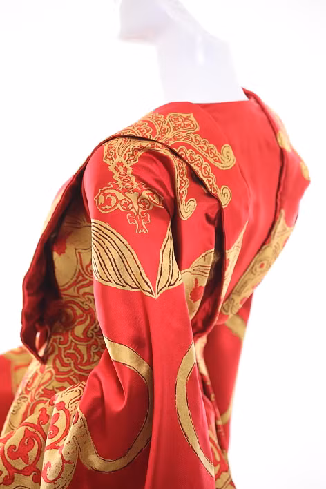 Cùng với chuyện gây choáng với chiếc váy đắt tiền, Lý Nhã Kỳ thêm lần nữa khiến dư luận “ngả mũ” khi có phát ngôn gây sốc trên một tờ báo: “Chiếc váy ấy, tôi chọn trước hết vì nó đẹp và cũng phù hợp với điều kiện kinh tế cũng như vị trí là bà chủ hiệu kim cương của tôi”.