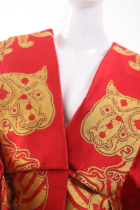 Cho đến lần này, cô quyết định chụp lại hình ảnh về chiếc áo tiền tỷ của mình gửi báo. Cô cho biết làm vậy không phải để khoe mẽ, mà chứng minh cho những ai đang cố tình làm xấu hình cô.