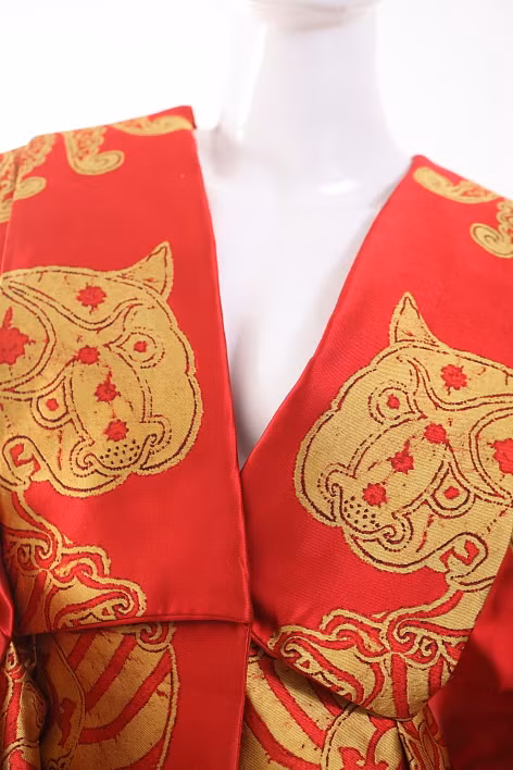 Cho đến lần này, cô quyết định chụp lại hình ảnh về chiếc áo tiền tỷ của mình gửi báo. Cô cho biết làm vậy không phải để khoe mẽ, mà chứng minh cho những ai đang cố tình làm xấu hình cô.