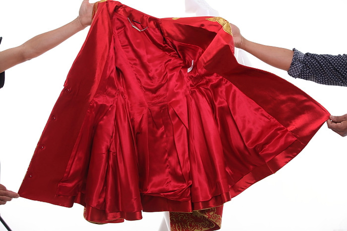 Cách chứng minh váy hàng hiệu của Lý Nhã Kỳ có vẻ...hơi đặc biệt.