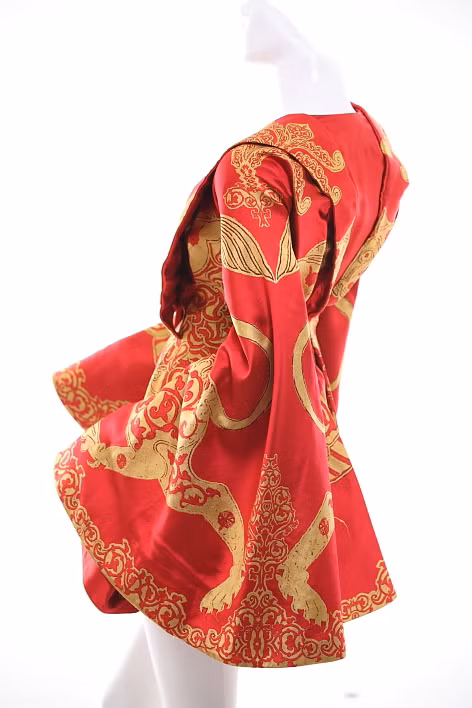 “Nhà thiết kế bộ váy đó đã qua đời, đâu thể nào làm được một bộ thứ 2 như vậy nữa. Nếu nhái được, chắc thế giới cũng không thể phong ông ấy là thiên tài thời trang”, người đẹp từng khẳng định với Báo Giáo dục Việt Nam,