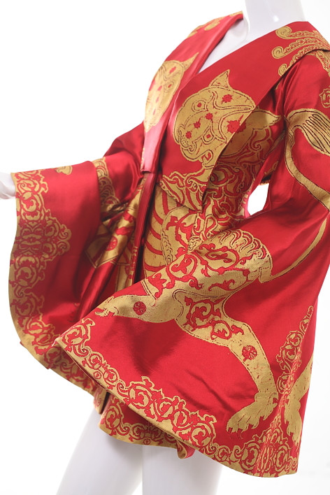 Duy nhất, trả lời Báo Giáo dục Việt Nam, Lý Nhã Kỳ cho biết: “Vàng thật không sợ lửa. Tôi không có gì phải bình luận về thông tin đó cả. Nhái hay không, thử để người ta mua được thêm một cái đi nhé! Nếu ai tìm ra được chiếc váy đó là hàng nhái thì cứ chứng minh trước đi đã”.