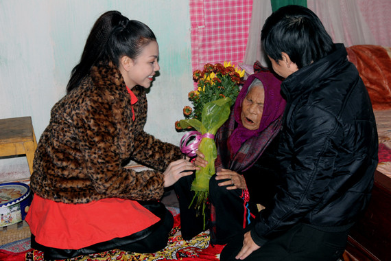 Trà Ngọc Hằng đã rất xúc động và bất ngờ khi thấy nghệ nhân Hà Thị Cầu dù 90 tuổi vẫn còn kéo nhị hát tuyệt vời. Trà Ngọc Hằng đã rất xúc động và bất ngờ khi thấy nghệ nhân Hà Thị Cầu dù 90 tuổi vẫn còn kéo nhị hát tuyệt vời.