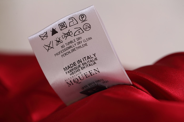 Cận cảnh mác váy hàng hiệu của người đẹp họ Lý.