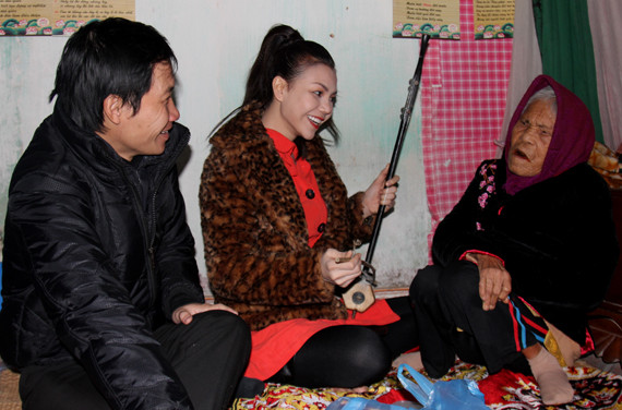 Cô cũng rất hào hứng khi được nghệ nhân Hà Thị Cầu chỉ dạy cho một vài điều trong hát xẩm. Cô cũng rất hào hứng khi được nghệ nhân Hà Thị Cầu chỉ dạy cho một vài điều trong hát xẩm.